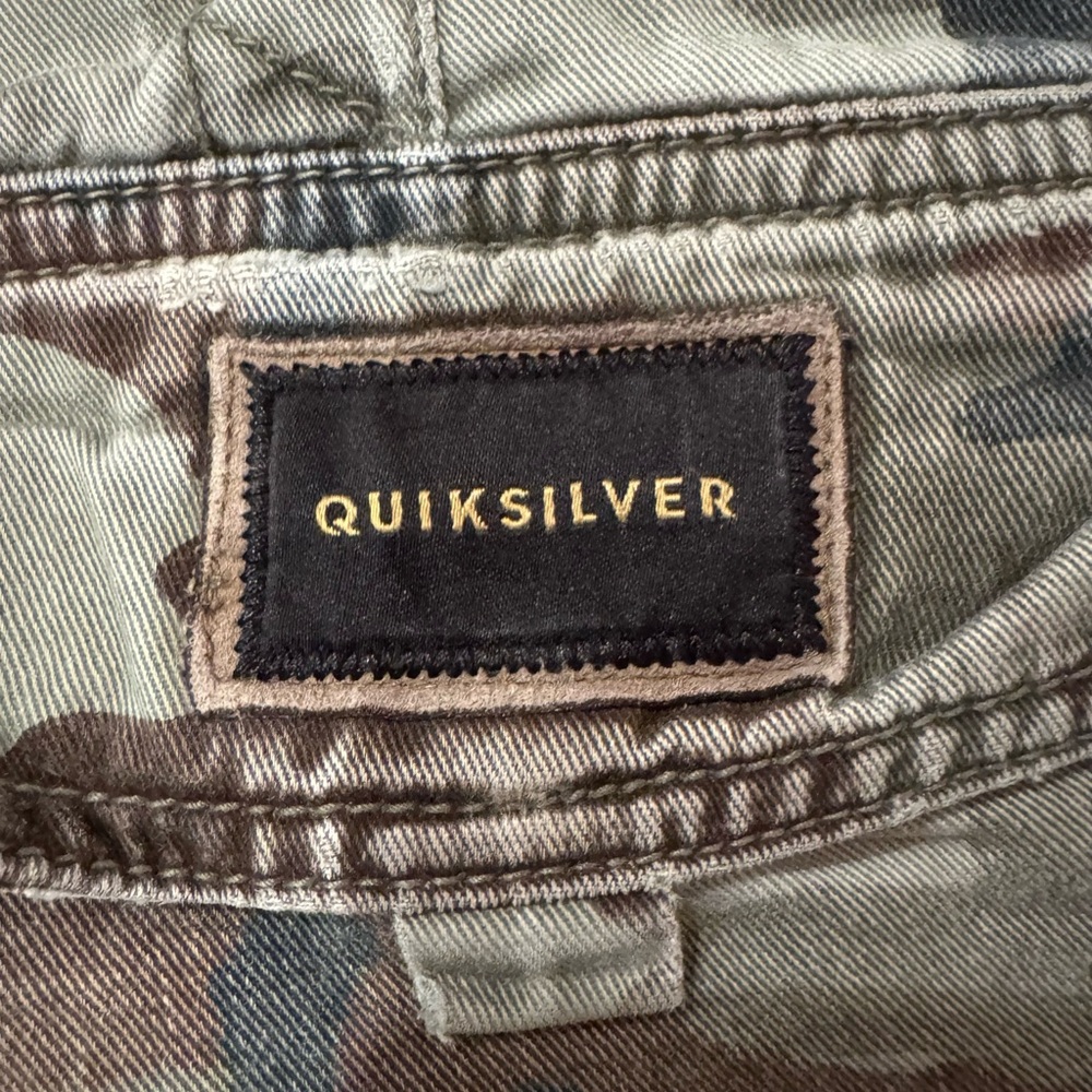 Men's Quicksilver Camouflage Cargo Shorts - Size 32 - Picture 4 of 11